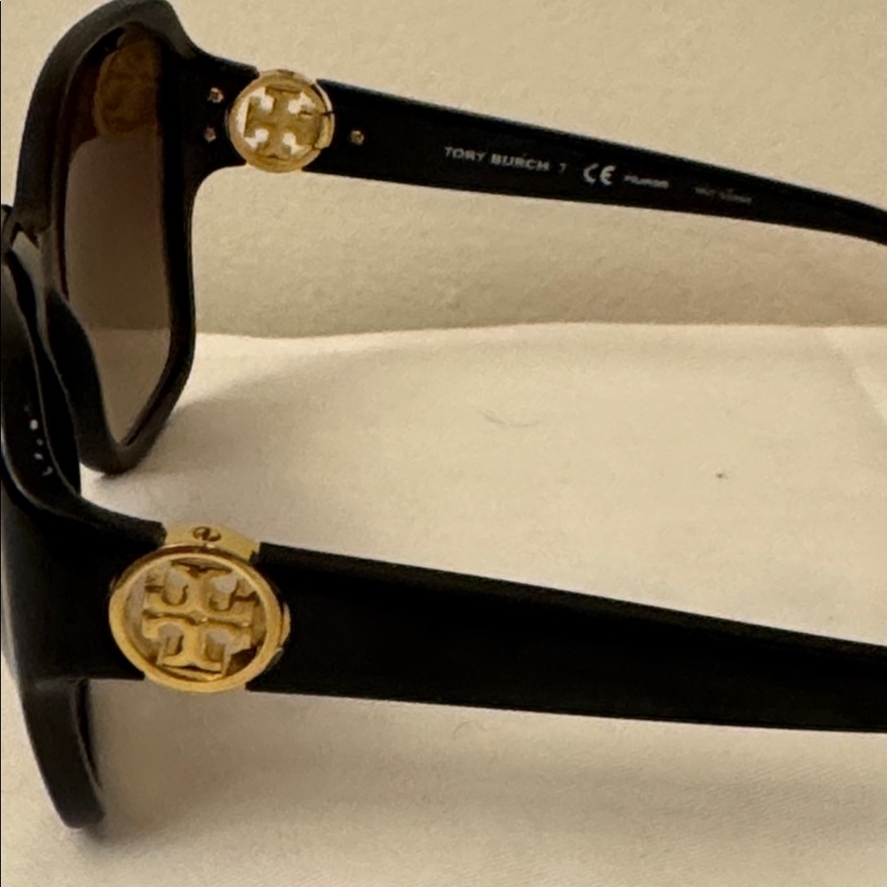 Tory Burch oversized sunglasses. - Picture 4 of 4